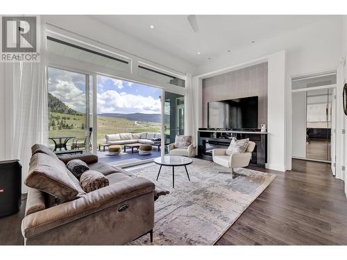 1130 Stockley Street, Kelowna, BC - Indoor Photo Showing Living Room