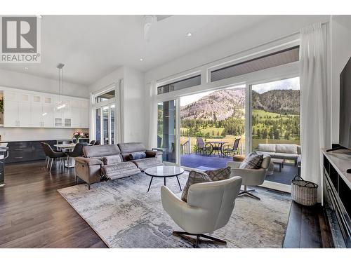 1130 Stockley Street, Kelowna, BC - Indoor Photo Showing Living Room