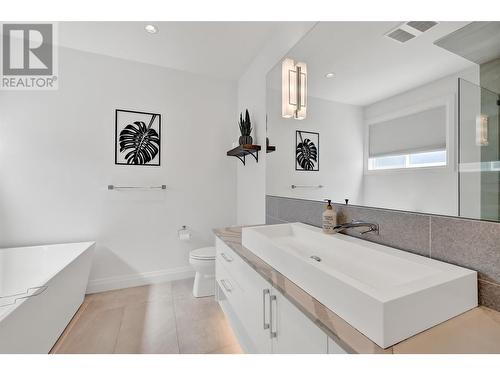 1130 Stockley Street, Kelowna, BC - Indoor Photo Showing Bathroom