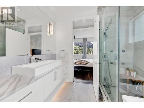 1130 Stockley Street, Kelowna, BC - Indoor Photo Showing Bathroom