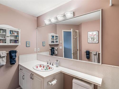 208-134 Fifth Ave, Qualicum Beach, BC - Indoor Photo Showing Bathroom