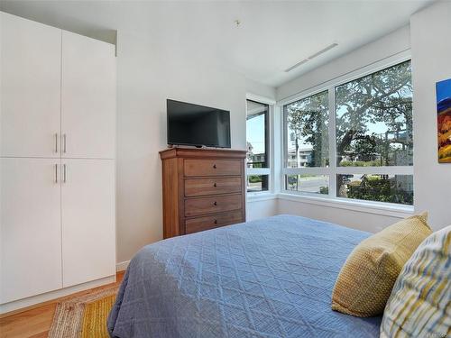 201-1201 Fort St, Victoria, BC - Indoor Photo Showing Bedroom