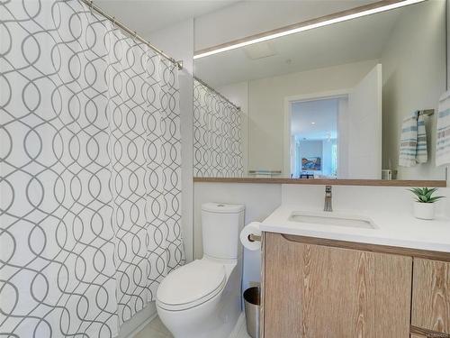 201-1201 Fort St, Victoria, BC - Indoor Photo Showing Bathroom