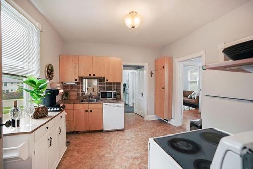 151 Orkney Street E, Caledonia, ON - Indoor Photo Showing Kitchen