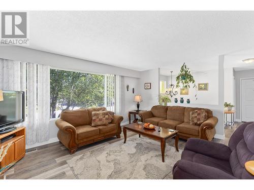 605 Girard Road, Kelowna, BC - Indoor Photo Showing Living Room