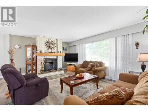 605 Girard Road, Kelowna, BC - Indoor Photo Showing Living Room With Fireplace