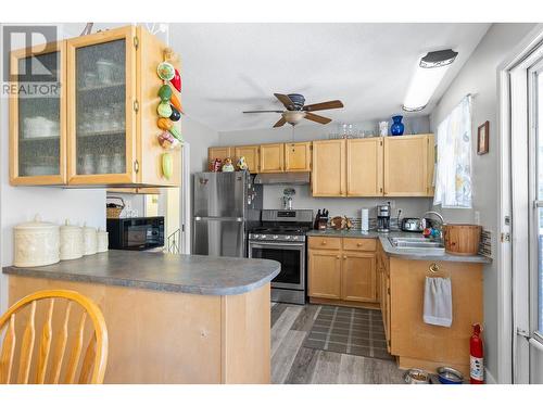 605 Girard Road, Kelowna, BC - Indoor Photo Showing Kitchen