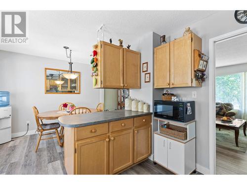 605 Girard Road, Kelowna, BC - Indoor Photo Showing Kitchen