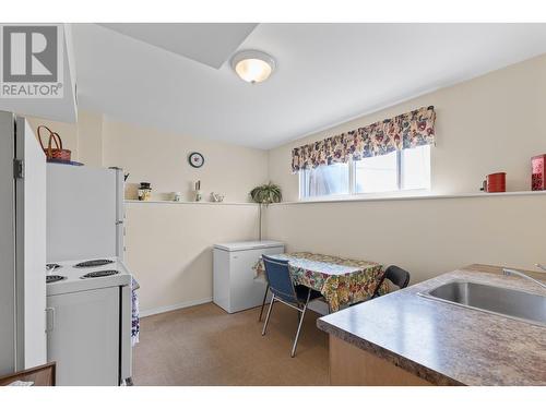 605 Girard Road, Kelowna, BC - Indoor Photo Showing Laundry Room