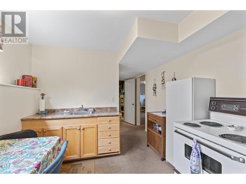 605 Girard Road, Kelowna, BC - Indoor Photo Showing Kitchen