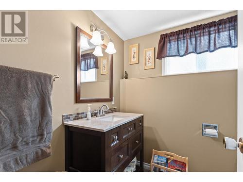 605 Girard Road, Kelowna, BC - Indoor Photo Showing Bathroom