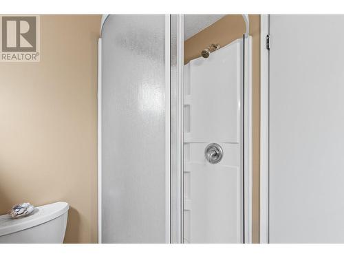605 Girard Road, Kelowna, BC - Indoor Photo Showing Bathroom