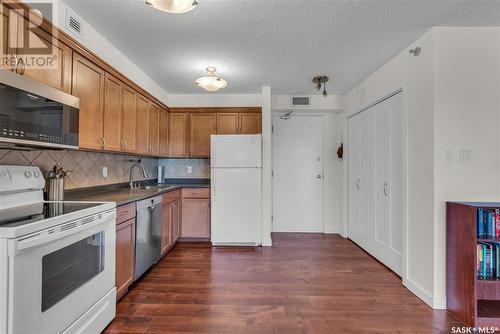 1004 405 5Th Avenue N, Saskatoon, SK - Indoor Photo Showing Kitchen