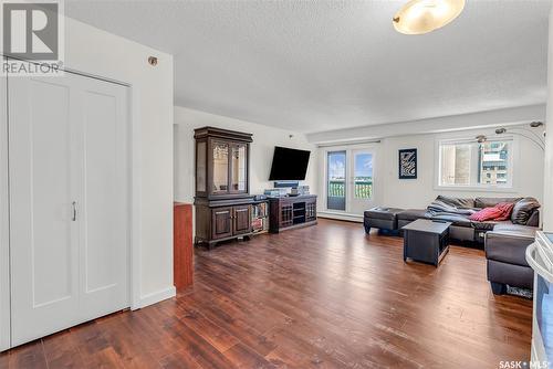 1004 405 5Th Avenue N, Saskatoon, SK - Indoor Photo Showing Living Room