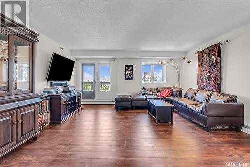 1004 405 5Th Avenue N, Saskatoon, SK - Indoor Photo Showing Living Room