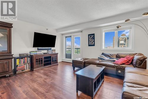 1004 405 5Th Avenue N, Saskatoon, SK - Indoor Photo Showing Living Room