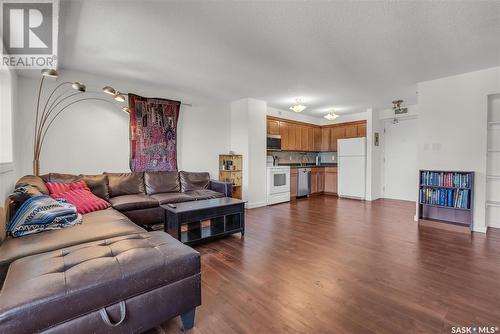 1004 405 5Th Avenue N, Saskatoon, SK - Indoor Photo Showing Living Room