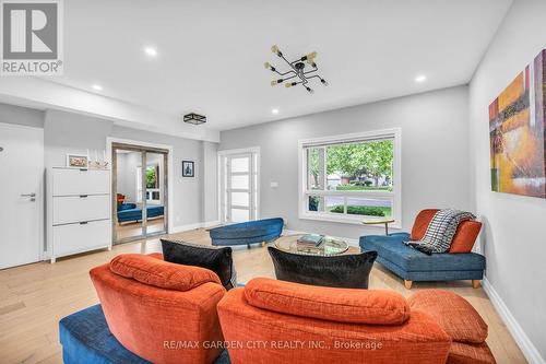 40 Driftwood Court, Grimsby, ON - Indoor Photo Showing Living Room