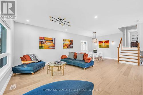 40 Driftwood Court, Grimsby, ON - Indoor Photo Showing Living Room