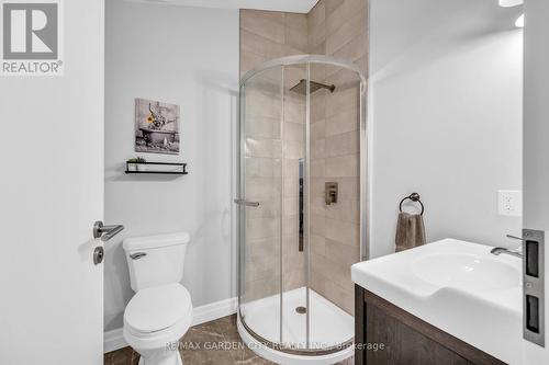 40 Driftwood Court, Grimsby, ON - Indoor Photo Showing Bathroom