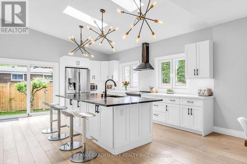 40 Driftwood Court, Grimsby, ON - Indoor Photo Showing Kitchen With Upgraded Kitchen