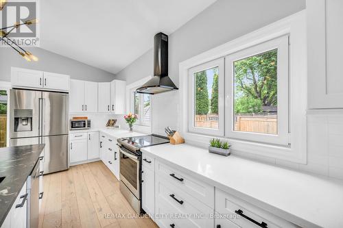 40 Driftwood Court, Grimsby, ON - Indoor Photo Showing Kitchen With Upgraded Kitchen