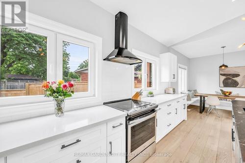 40 Driftwood Court, Grimsby, ON - Indoor Photo Showing Kitchen