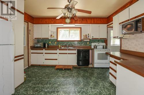 2757 Barron Road, Thorold, ON - Indoor Photo Showing Kitchen With Double Sink