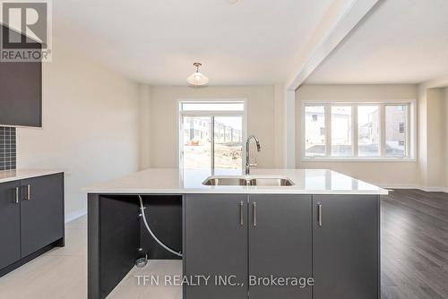 184 Lilac Circle, Haldimand, ON - Indoor Photo Showing Kitchen With Double Sink