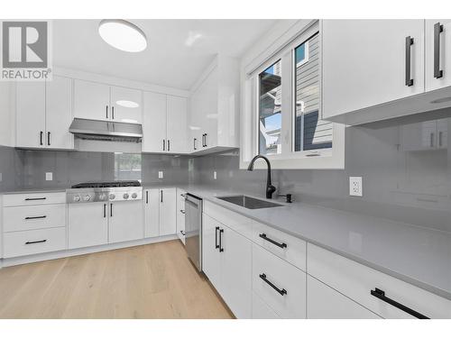 411 Vision Court, Kelowna, BC - Indoor Photo Showing Kitchen