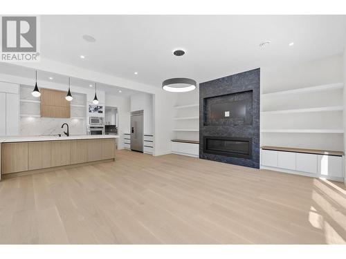 411 Vision Court, Kelowna, BC - Indoor Photo Showing Kitchen