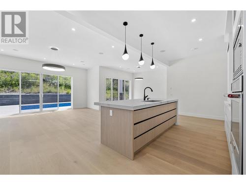 411 Vision Court, Kelowna, BC - Indoor Photo Showing Kitchen