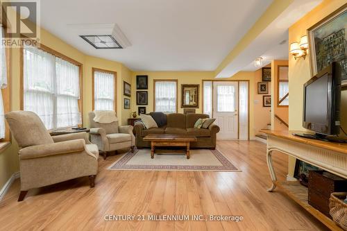 11 Old Pavillion Road, Caledon, ON - Indoor Photo Showing Living Room