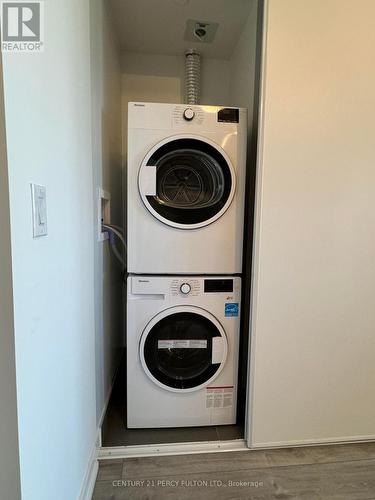 1004 - 3100 Keele Street, Toronto, ON - Indoor Photo Showing Laundry Room