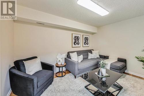 3237 Chokecherry Crescent, Mississauga, ON - Indoor Photo Showing Living Room