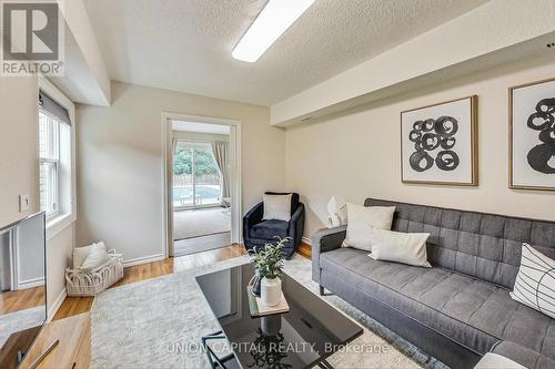 3237 Chokecherry Crescent, Mississauga, ON - Indoor Photo Showing Living Room