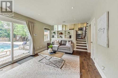 3237 Chokecherry Crescent, Mississauga, ON - Indoor Photo Showing Living Room