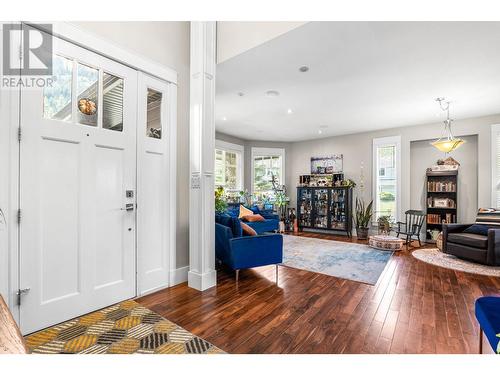 2802 Squamish Court, Kamloops, BC - Indoor Photo Showing Living Room