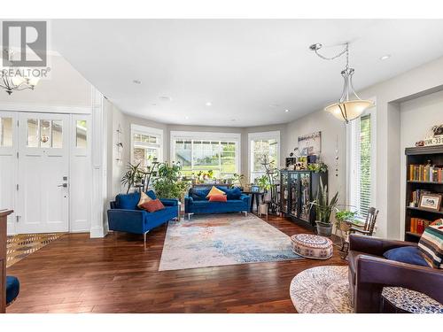 2802 Squamish Court, Kamloops, BC - Indoor Photo Showing Living Room