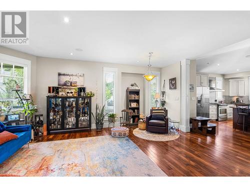 2802 Squamish Court, Kamloops, BC - Indoor Photo Showing Living Room