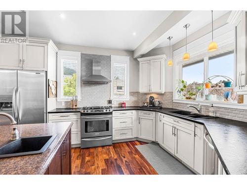 2802 Squamish Court, Kamloops, BC - Indoor Photo Showing Kitchen With Stainless Steel Kitchen With Double Sink With Upgraded Kitchen