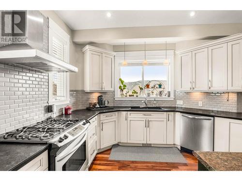 2802 Squamish Court, Kamloops, BC - Indoor Photo Showing Kitchen With Stainless Steel Kitchen With Upgraded Kitchen