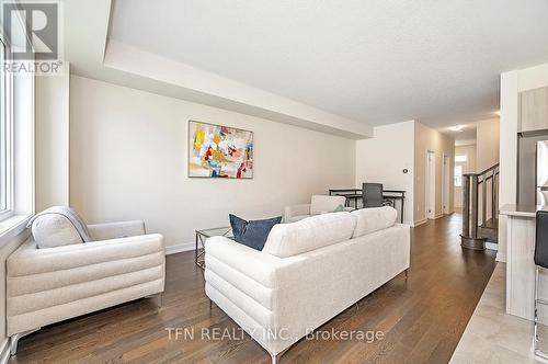 6 Daisy Lane, Thorold, ON - Indoor Photo Showing Living Room