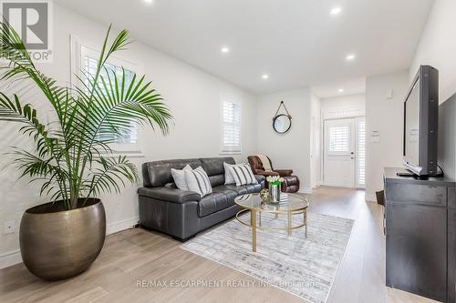 109 Peachwood Crescent, Hamilton (Stoney Creek), ON - Indoor Photo Showing Living Room