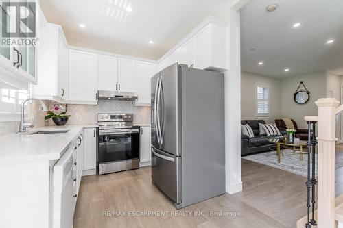 109 Peachwood Crescent, Hamilton, ON - Indoor Photo Showing Kitchen With Upgraded Kitchen