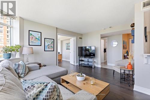 514 - 300 Webb Drive, Mississauga, ON - Indoor Photo Showing Living Room