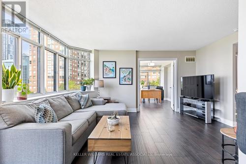 514 - 300 Webb Drive, Mississauga, ON - Indoor Photo Showing Living Room