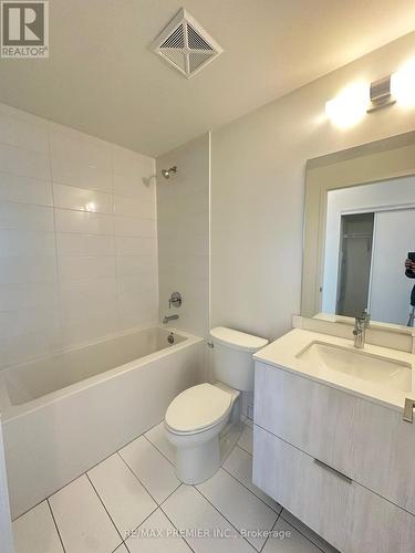1425 - 2 David Eyer Road, Richmond Hill, ON - Indoor Photo Showing Bathroom