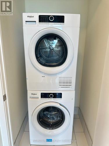 1425 - 2 David Eyer Road, Richmond Hill, ON - Indoor Photo Showing Laundry Room