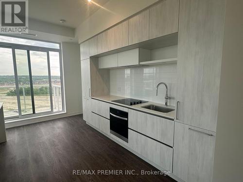 1425 - 2 David Eyer Road, Richmond Hill, ON - Indoor Photo Showing Kitchen